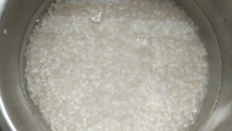 苜蓿米饭塔,淘洗干净（不超过三次）后放入大概没过大米一指肚的水。