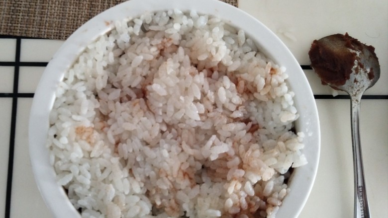 苜蓿米饭塔,米饭压实。