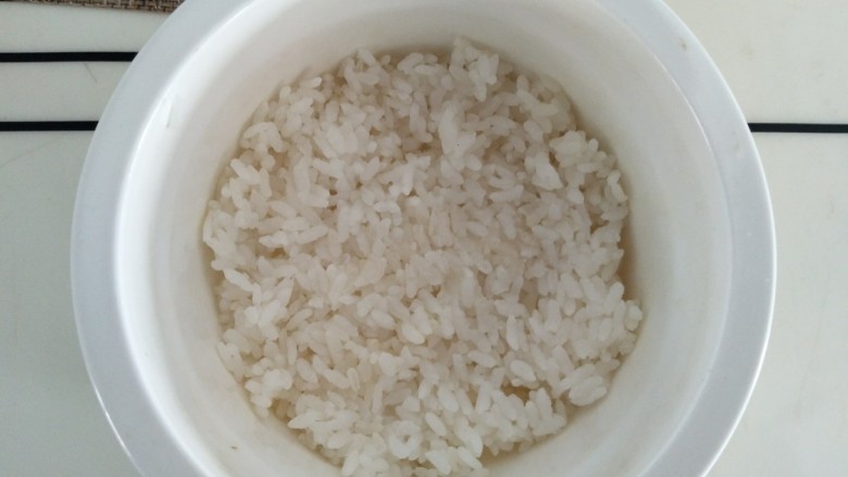 苜蓿米饭塔,放入一层米饭，压实。