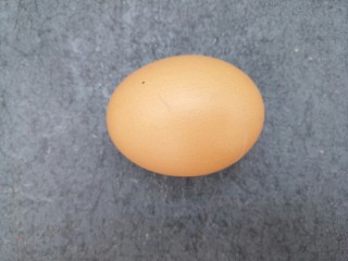 紫菜蛋花汤,先准备一个鸡蛋