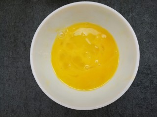 紫菜蛋花汤,搅拌成蛋液