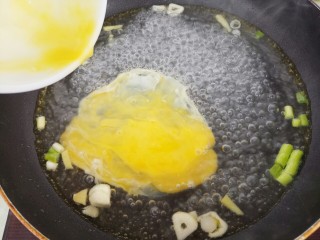 紫菜蛋花汤,把鸡蛋液倒入