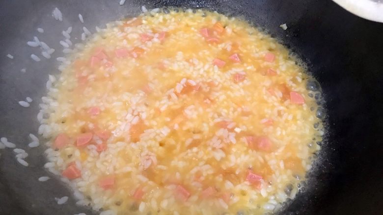 蒜香番茄鸡蛋泡炒饭,待锅内水煮开后