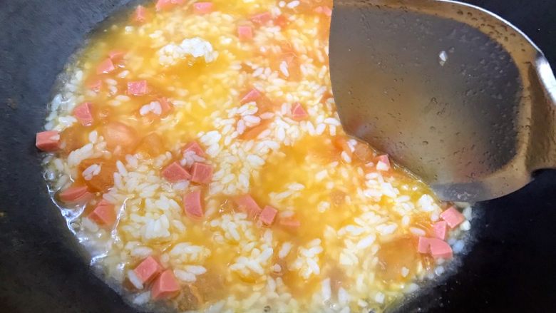 蒜香番茄鸡蛋泡炒饭,搅拌均匀
