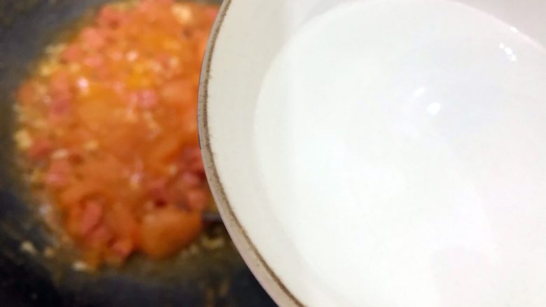 蒜香番茄鸡蛋泡炒饭,加入适量开水