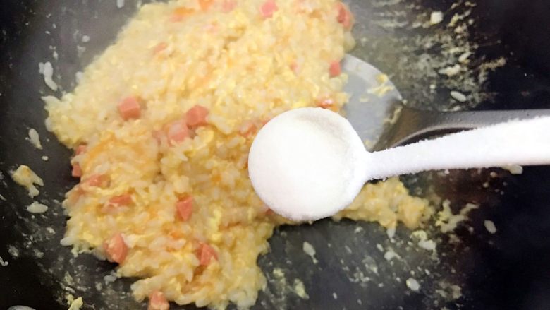 蒜香番茄鸡蛋泡炒饭,翻炒至汤汁收紧，加一小勺细盐