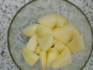 冰糖苹果红枣枸杞水,一半用来切块