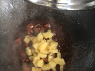 糖醋菠萝排骨,亮度出来了以后倒入菠萝大火收汁翻炒