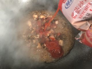 糖醋菠萝排骨,加入番茄酱和油继续小火熬制。