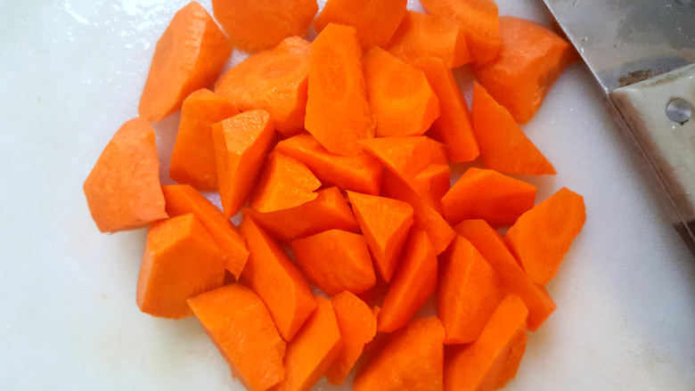 ~三色时蔬,胡萝卜切成滚刀块。