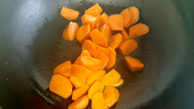 ~三色时蔬,放入胡萝卜，煸炒至软。