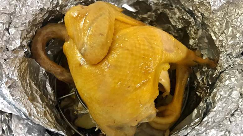 砂锅烤窑鸡,等手摸上去微温就可以把鸡拿出来了。