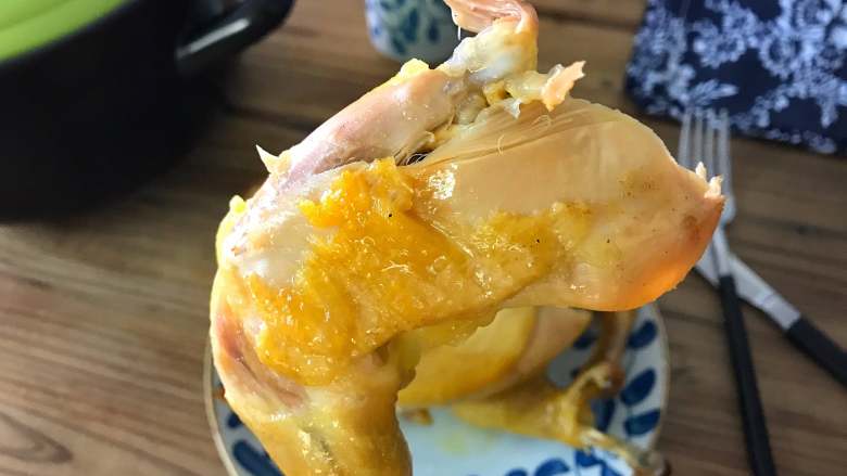 砂锅烤窑鸡,鲜嫩入味，色泽金黄，香味满满的烤窑鸡可以开吃了。