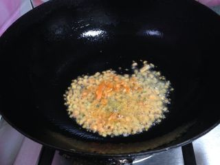 米饭“汉堡”,
锅内加油倒入胡萝卜丁