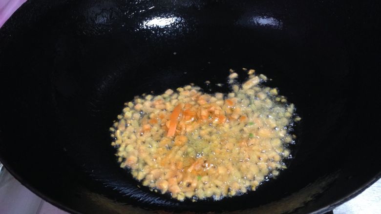 米饭“汉堡”,
锅内加油倒入胡萝卜丁