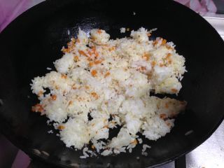 米饭“汉堡”,
下入大米饭炒匀、炒散