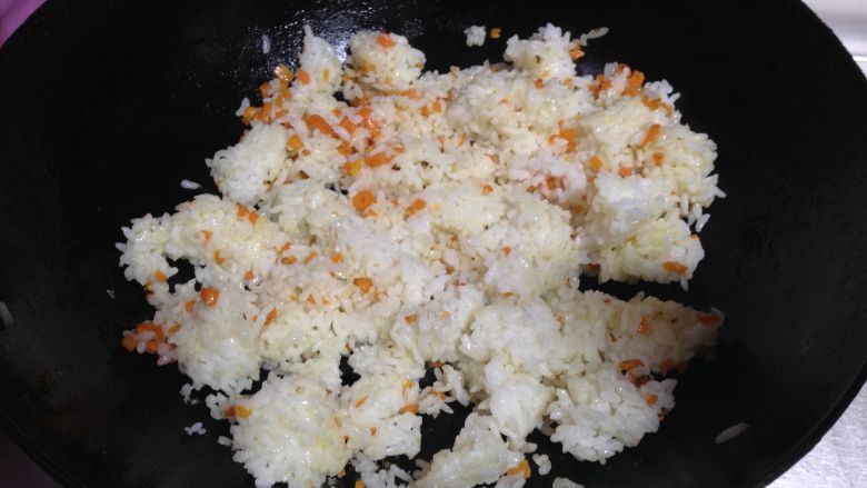 米饭“汉堡”,
下入大米饭炒匀、炒散