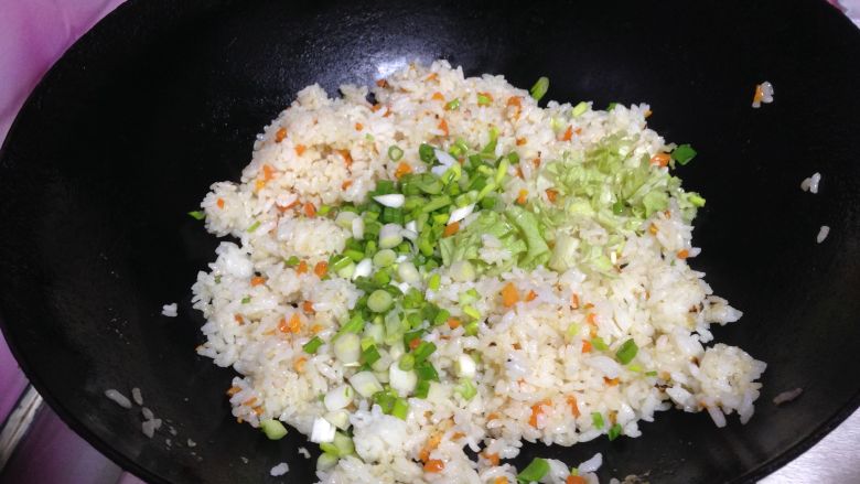米饭“汉堡”,加入盐调味，倒入香葱碎炒匀关火，稍微冷却备用