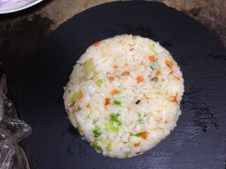 米饭“汉堡”,
带上一次性手套，把米饭分成两份，分别团成厚饼状（团紧一点）