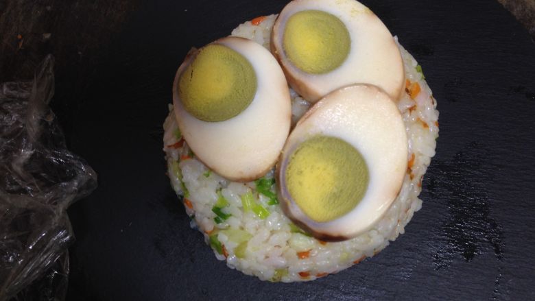 米饭“汉堡”,
其中一个米饼上放入几片鸡蛋