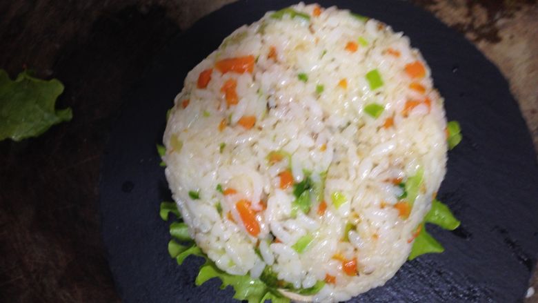 米饭“汉堡”,最后盖上另一片米饼