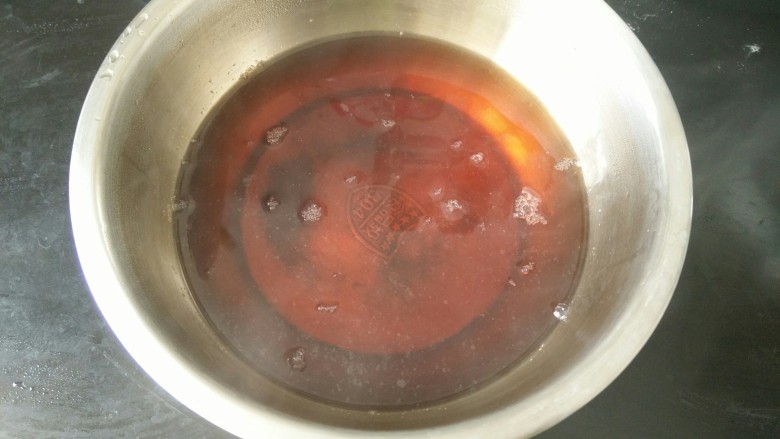 多彩糯米饭,然后把染色草捞出，剩下的的水凉凉至手温。(黄色染色草也是一样的操作)