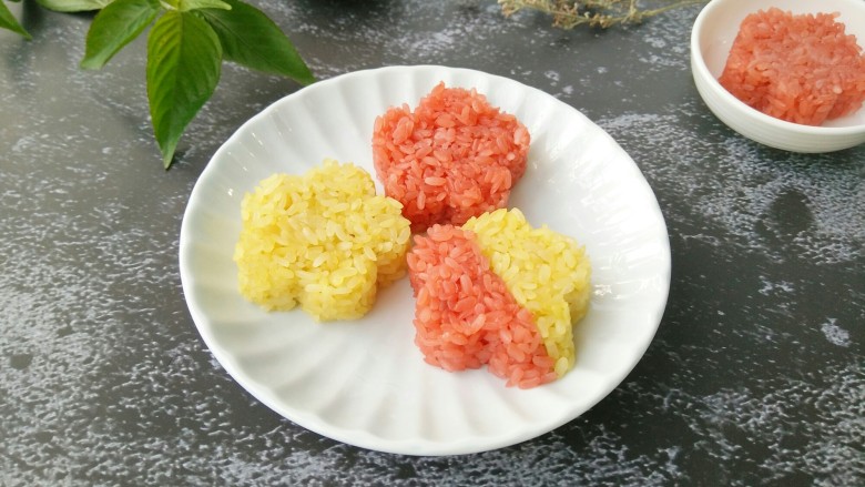 多彩糯米饭,特别喜欢它的颜色。