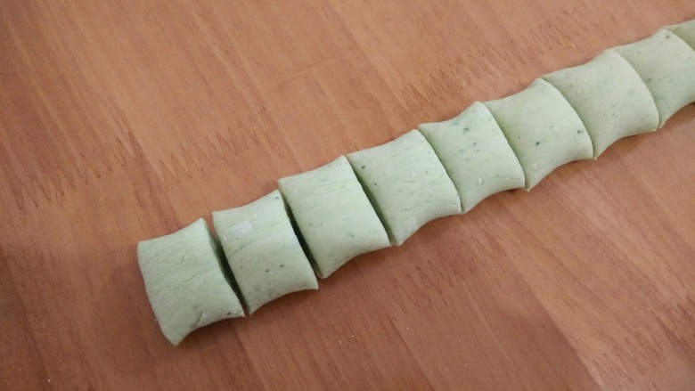 绿色香蕉馅饼,把面团搓成条，分割成小块。