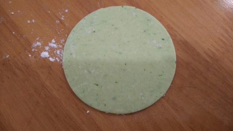 绿色香蕉馅饼,然后用擀面杖擀成饺子皮，做完所有的。