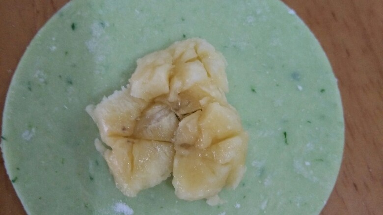 绿色香蕉馅饼,用勺子压一下，然后周围抹一圈清水。