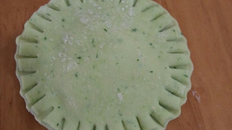 绿色香蕉馅饼,再用叉子压一圈边边。