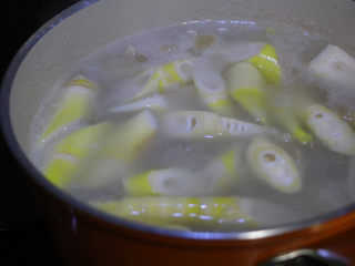 快手腌笃鲜,腊肉煮过20分钟左右以后汤色会变得浓白了，加入春笋块，煮大约5分钟。
