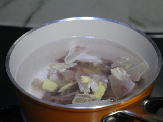 快手腌笃鲜,腊肉加入姜片，料酒，入锅煮开，然后转小火，煮20分钟。