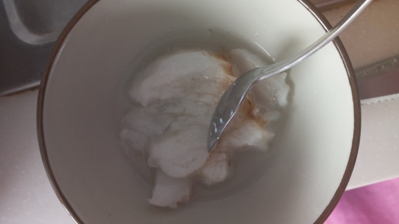 辅食:鳕鱼豆腐杂米粥,鳕鱼压成泥
