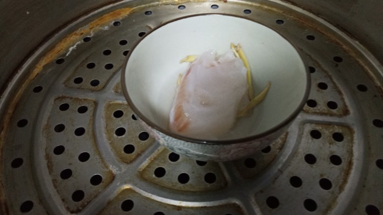 辅食:鳕鱼豆腐杂米粥,鳕鱼蒸熟