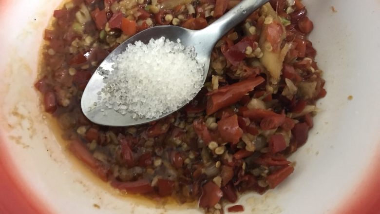 鲜嫩辣滑的快手硬菜，剁椒鱼头,炒好的剁椒加入一小勺白糖拌匀。