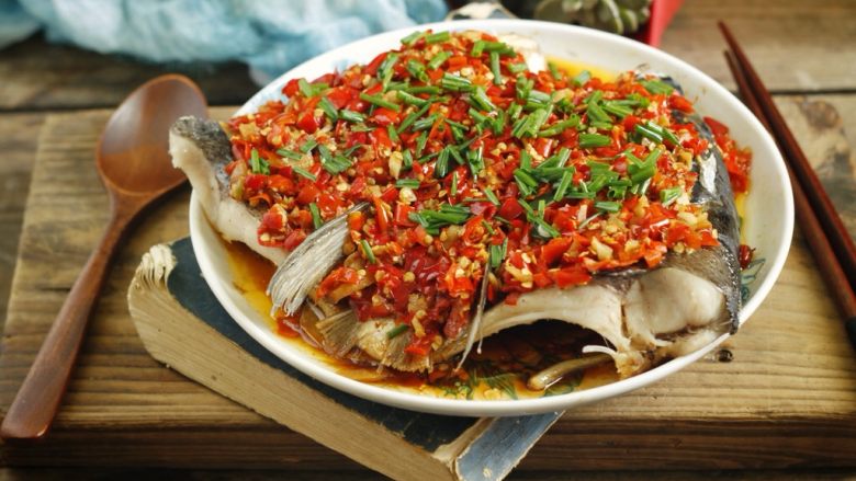 鲜嫩辣滑的快手硬菜，剁椒鱼头,成品图。鱼头吃完，剁椒可以用来炒菜或者是下面条。