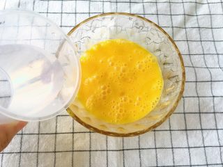 虾皮蛋羹,将鸡蛋打散倒入适量凉开水搅拌均匀