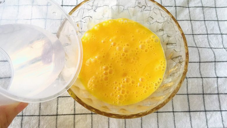 虾皮蛋羹,将鸡蛋打散倒入适量凉开水搅拌均匀