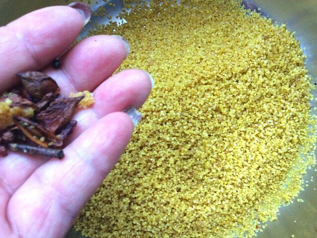 荷叶小米蒸排骨,炒好后倒入盆中，检出花椒和八角，放凉备用