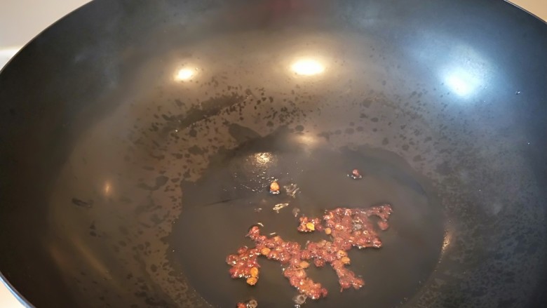 凉拌土豆丝,锅中放适量油烧热，放入花椒，变色关火。