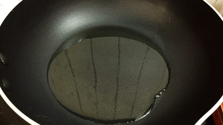 莴笋炒肉,锅中倒入适量的食用油烧热