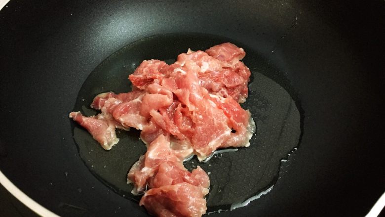 莴笋炒肉,放入猪肉