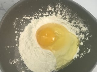 酸甜排骨,面粉放入碗中，加入鸡蛋、盐，适量清水，搅拌均匀，注意面糊不要太稀了，会挂不住。