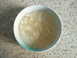 芒果慕斯,吉利丁片用冷水浸泡几分钟变软