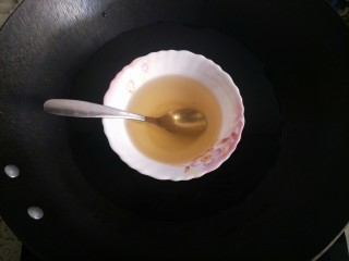 芒果慕斯,沥去多余的水分，放在碗里，隔水融化成液体