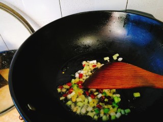 家常菜+梅菜扣肉,炒锅放油，爆香葱姜八角干辣椒。