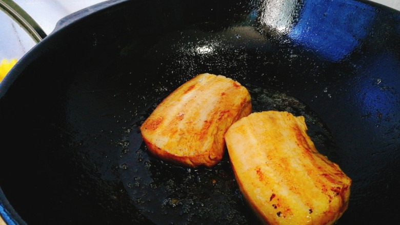 家常菜+梅菜扣肉,小火将五花肉煎至金黄。