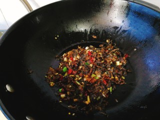 家常菜+梅菜扣肉,炒均匀小火收干汁备用。