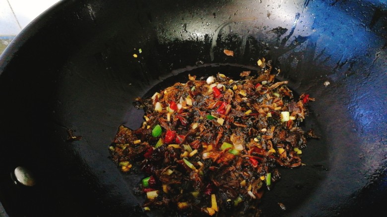 家常菜+梅菜扣肉,炒均匀小火收干汁备用。